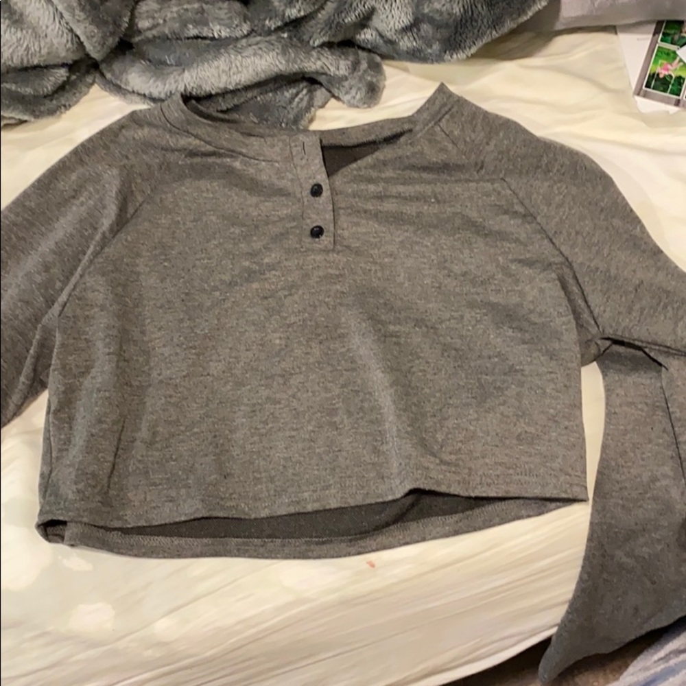 Cropped long sleeve shirt